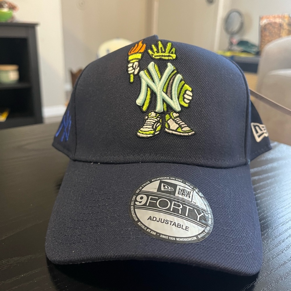 New Era New York Yankees Cartoon Statue of Liberty Snapback NWT OSFA